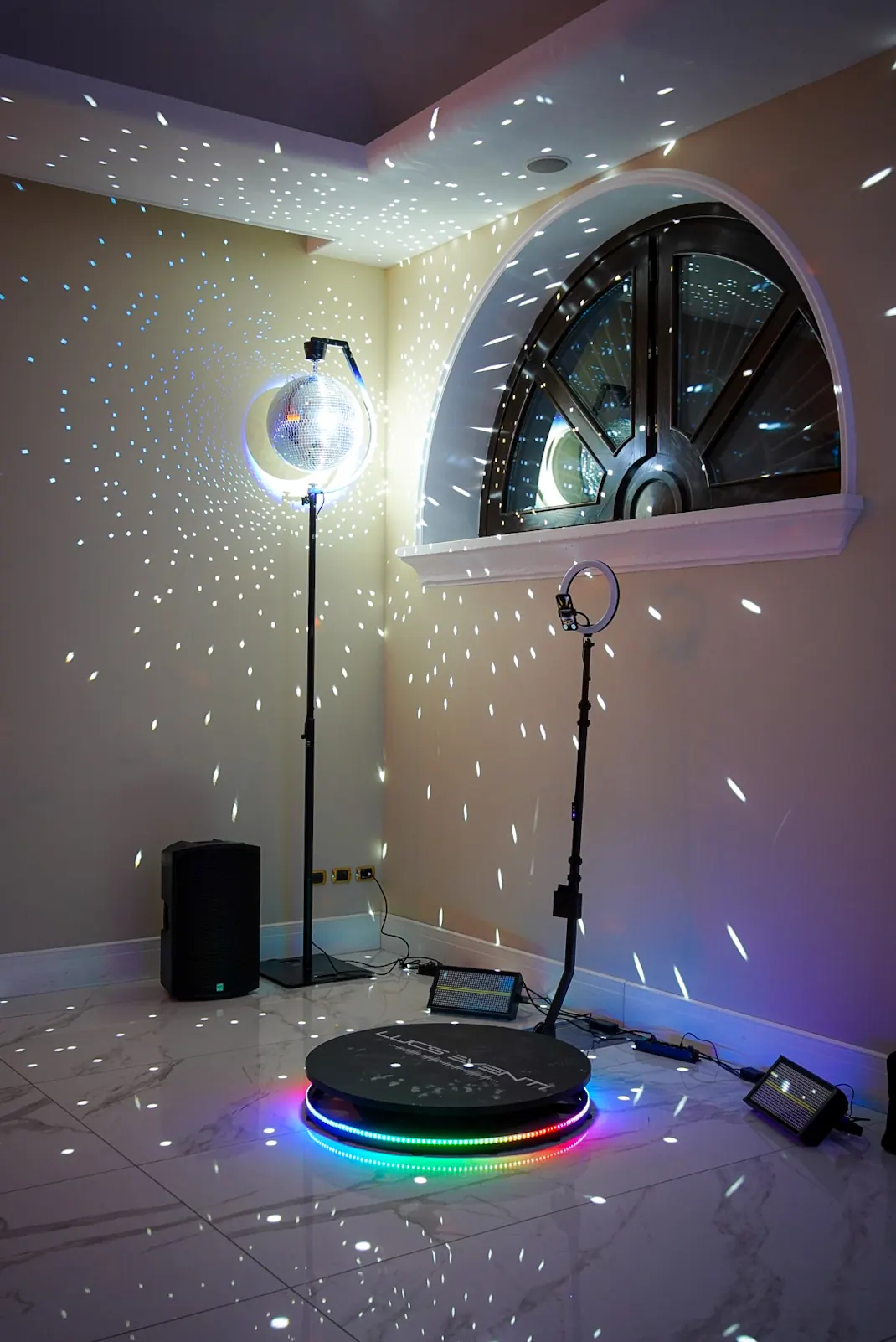 Pedana 360 con l’anello LED e la palla specchiata, la sera