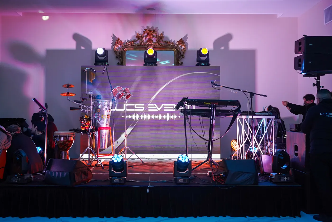 Palco allestito col ledwall Lucs Eventi, teste mobili e strumenti