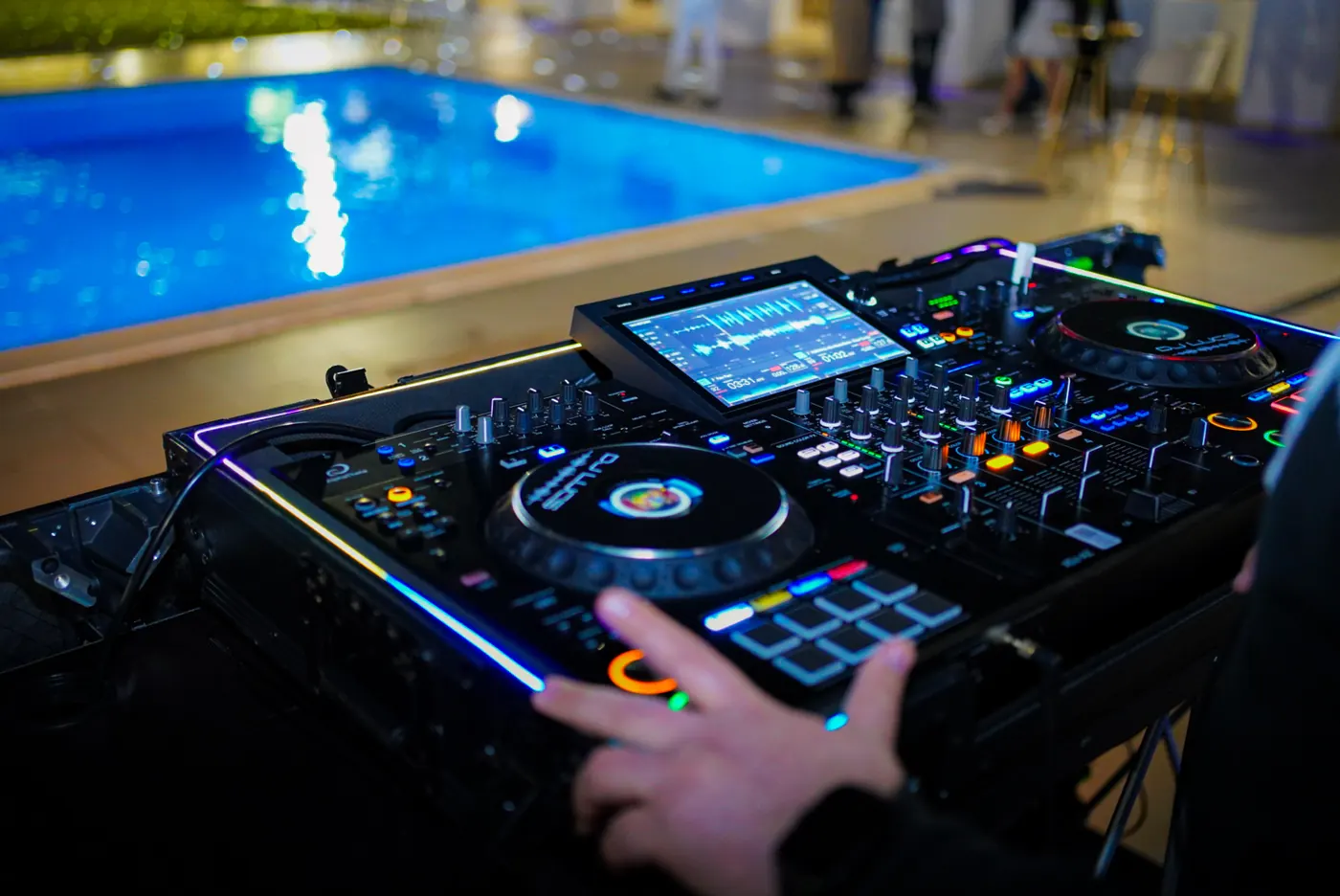 La console DJ Lucs a bordo piscina