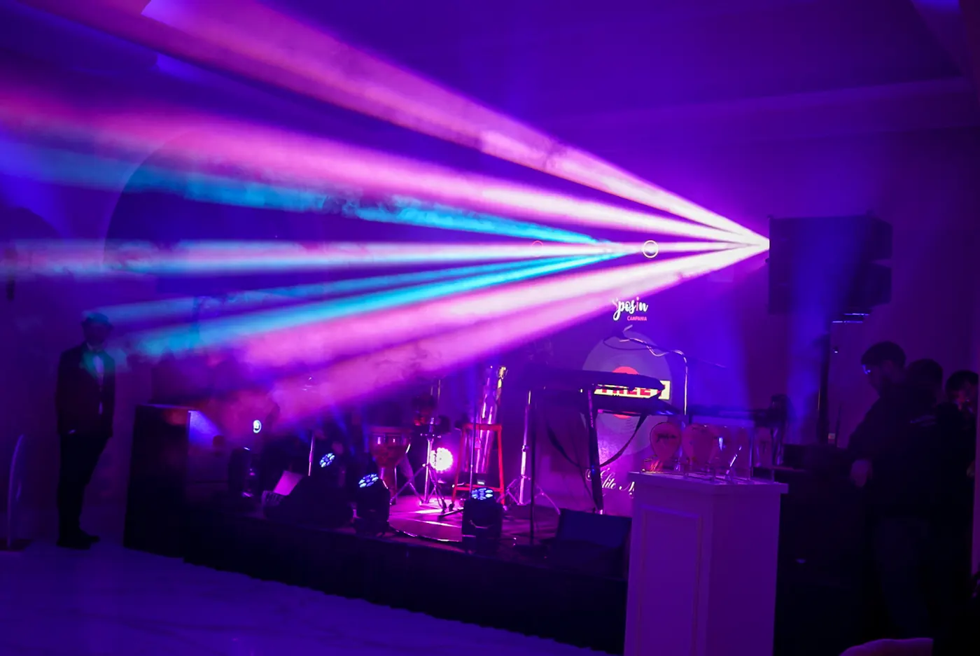 Laser e fasci di luce sul palco