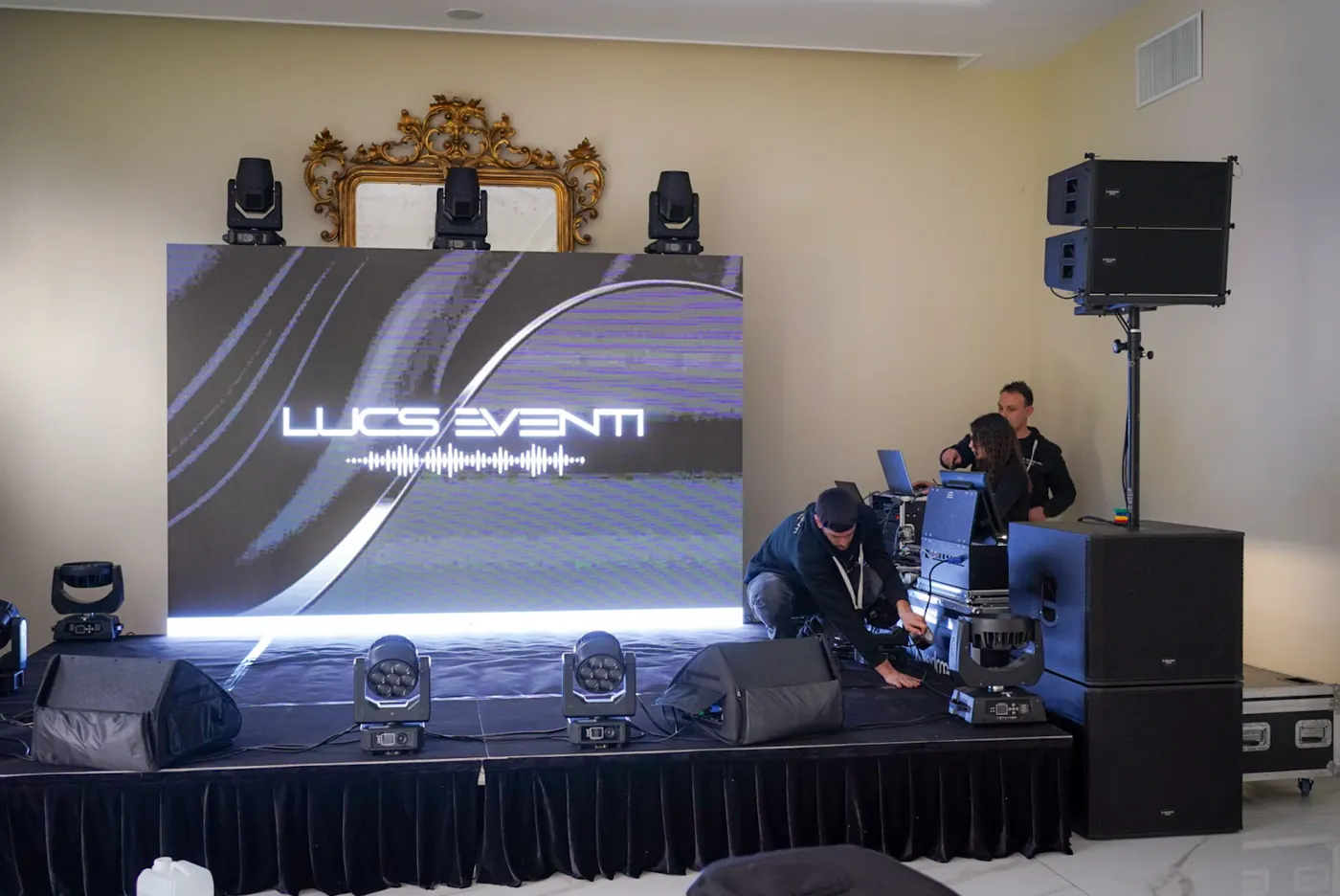 Il palco pronto di giorno, col ledwall Lucs Eventi