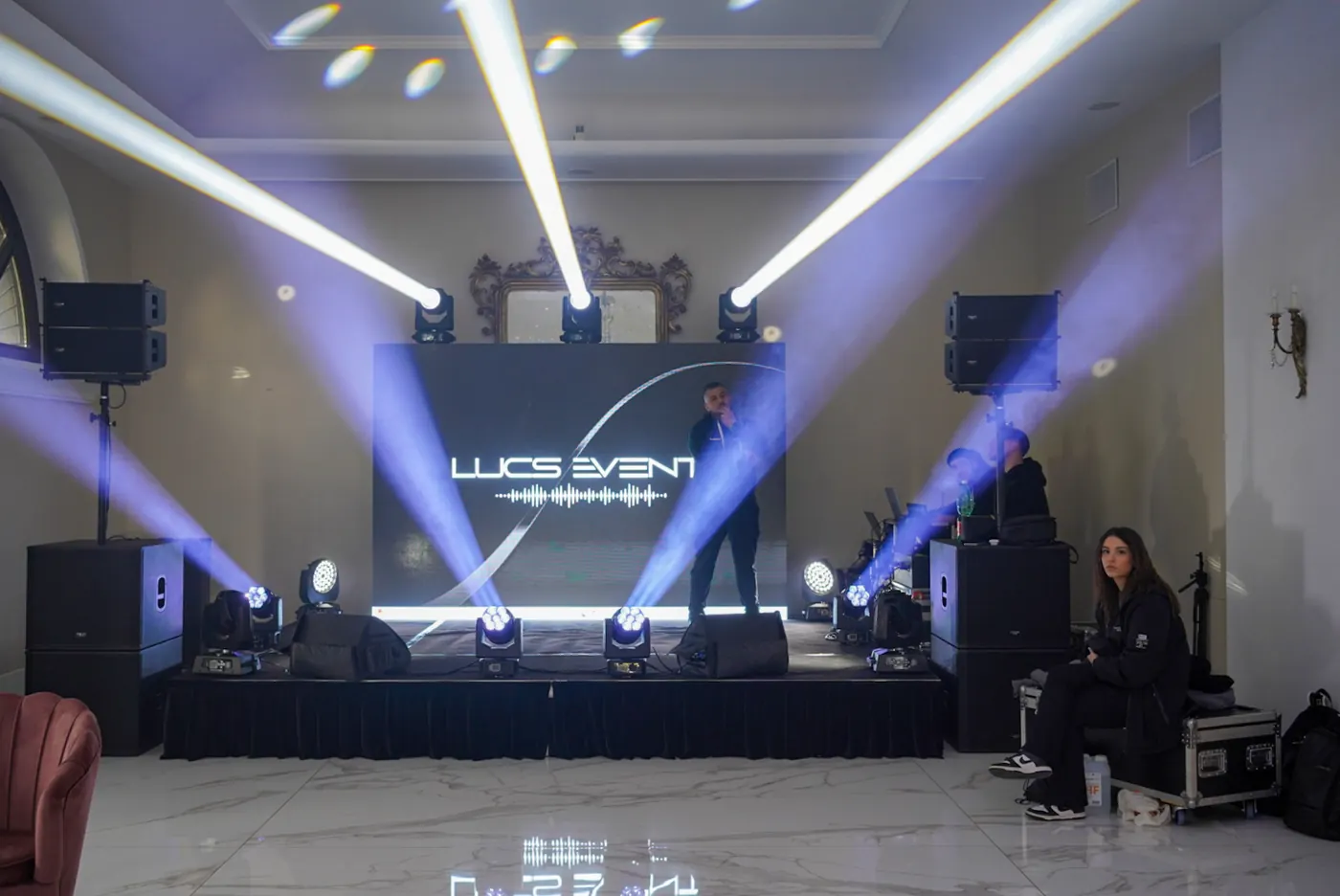 Il palco frontale coi fasci di luce e le line array ai lati