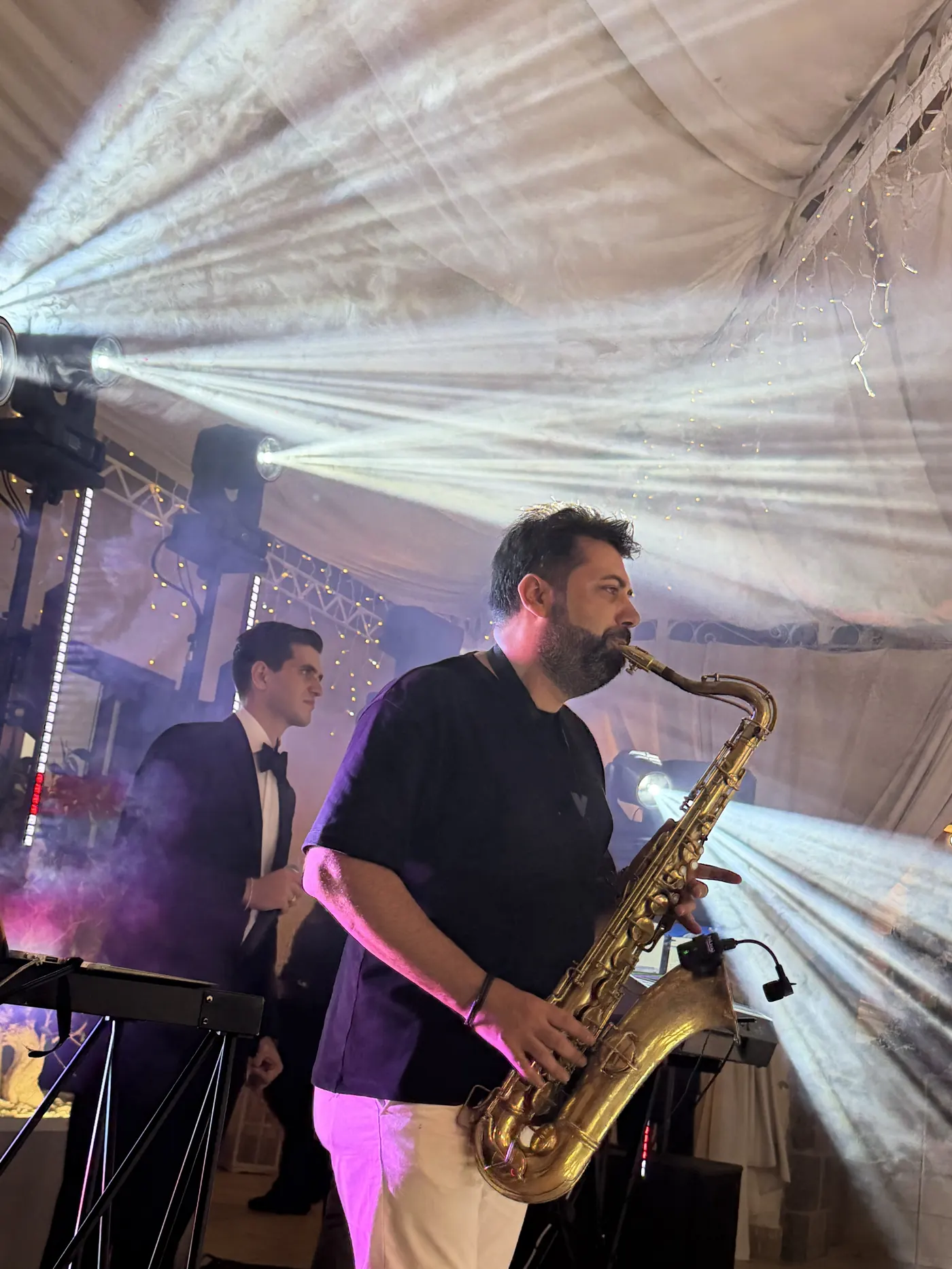 Sax dal vivo e cantante, con tre teste mobili accese