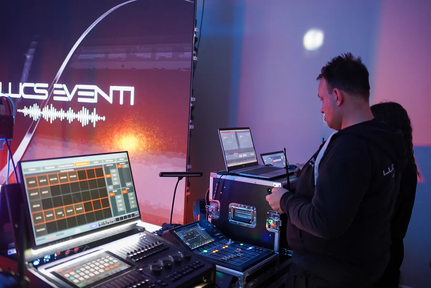 La regia: console luci e mixer davanti al ledwall col logo Lucs Eventi